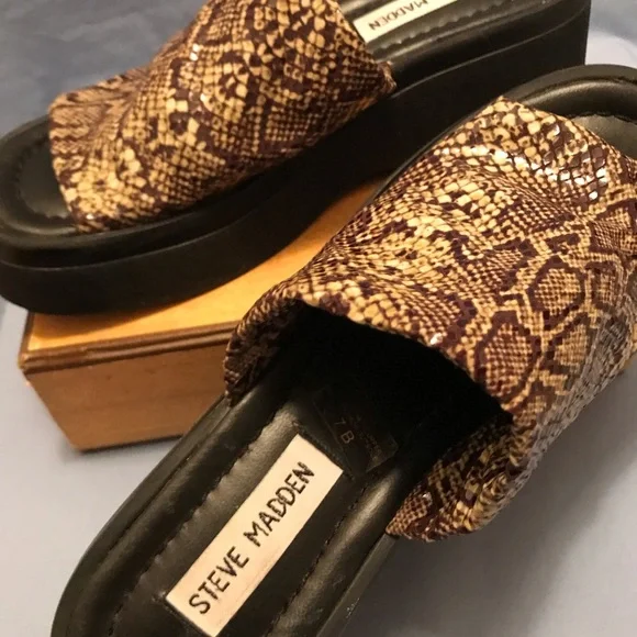 Steve Madden Slide Sandals, size 7B - Picture 2 of 8